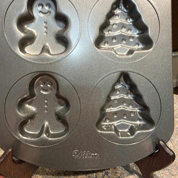 2 Wilton Ginger Bread Man Christmas Tree Cookie Pans Non-Stick 12" X 8" X 1/2" - Picture 2 of 8
